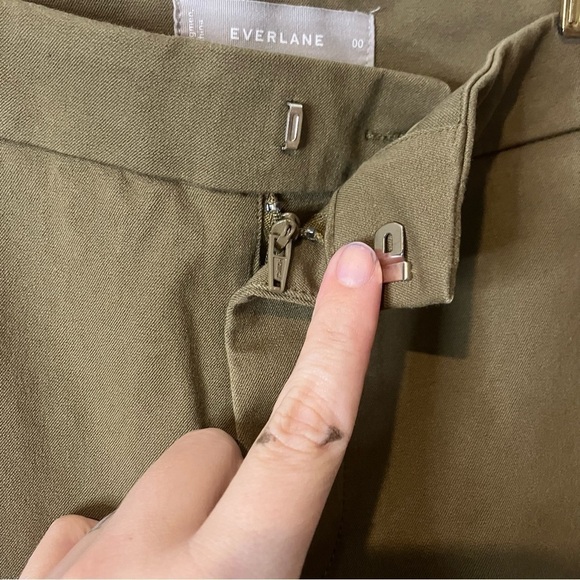 Everlane the Fixed-Waist Stretch Cotton Pant in Olive Green. - Picture 5 of 10